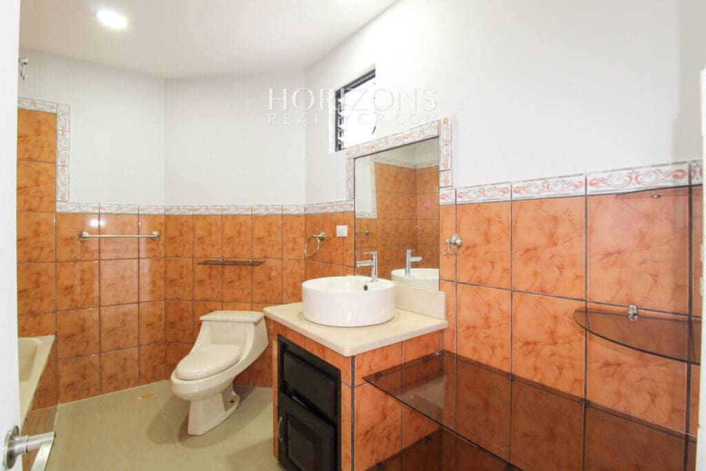 Se Alquila Casa En Curridabat 3 Habitaciones + 4 Estacionamientos noj995