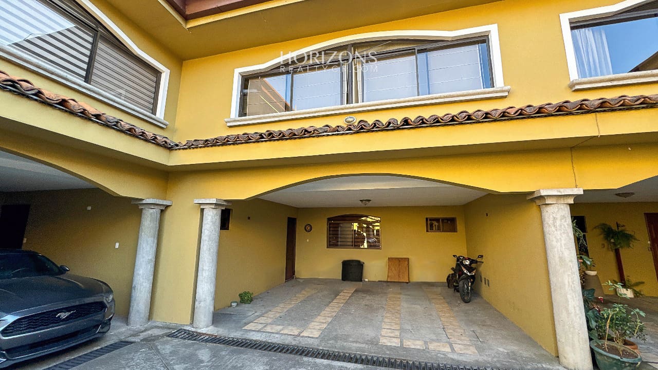 Se Vende Casa en Guayabos Curridabat 3 Habitaciones más C. Servicio en Condominio nja1154
