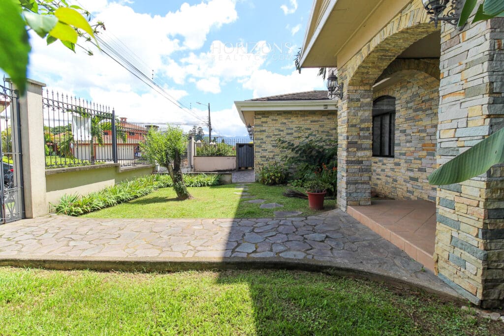 Casa en Venta ubicada en Residencial Altamonte Curridabat 4 Dormitorios nja1149