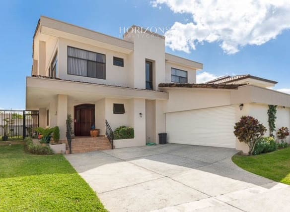 Casa En Residencial Altamonte Curridabat 4 Dormitorios Y Oficina Amplias Areas Verdes Nja1140