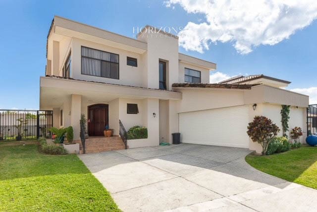 Casa En Residencial Altamonte Curridabat 4 Dormitorios Y Oficina Amplias Areas Verdes Nja1140
