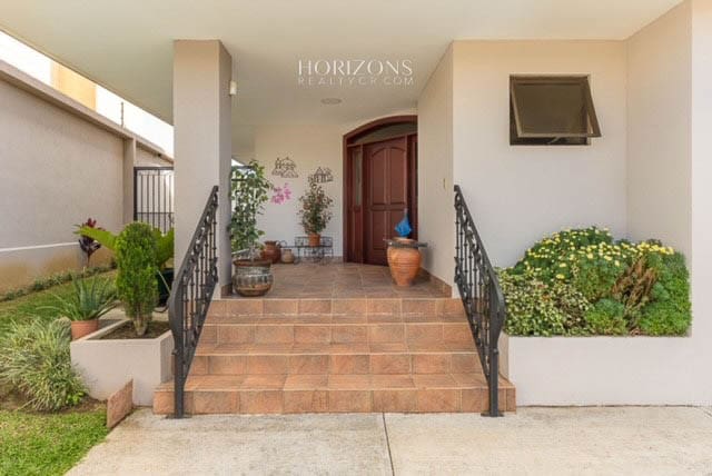 Casa en Residencial Altamonte Curridabat 4 Dormitorios y Oficina Amplias Areas Verdes nja1140