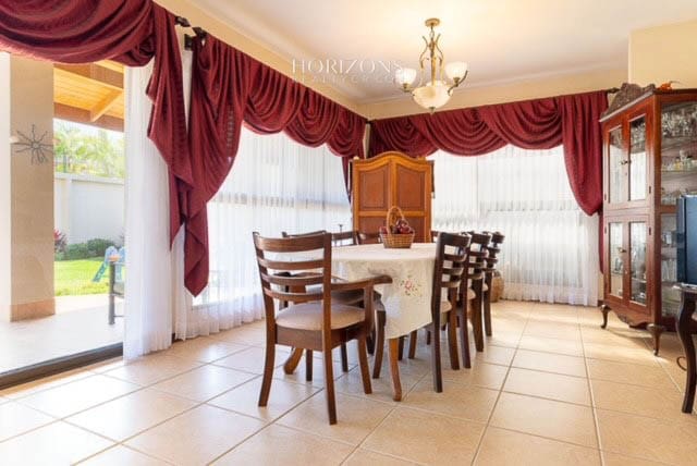 Casa en Residencial Altamonte Curridabat 4 Dormitorios y Oficina Amplias Areas Verdes nja1140