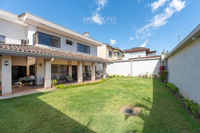 Casa en Residencial Altamonte Curridabat 4 Dormitorios y Oficina Amplias Areas Verdes nja1140