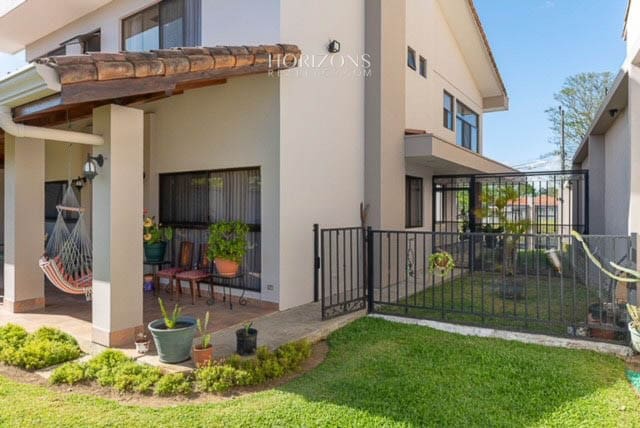 Casa en Residencial Altamonte Curridabat 4 Dormitorios y Oficina Amplias Areas Verdes nja1140