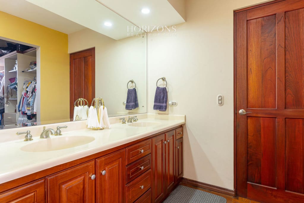 Casa en Residencial Altamonte Curridabat 4 Dormitorios y Oficina Amplias Areas Verdes nja1140