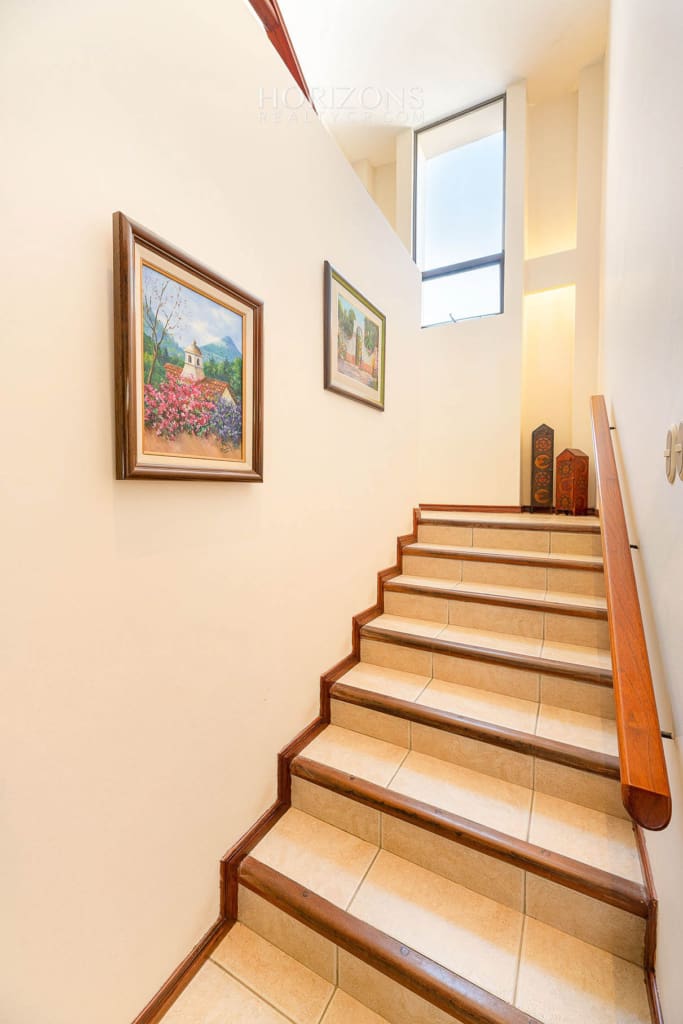 Casa en Residencial Altamonte Curridabat 4 Dormitorios y Oficina Amplias Areas Verdes nja1140