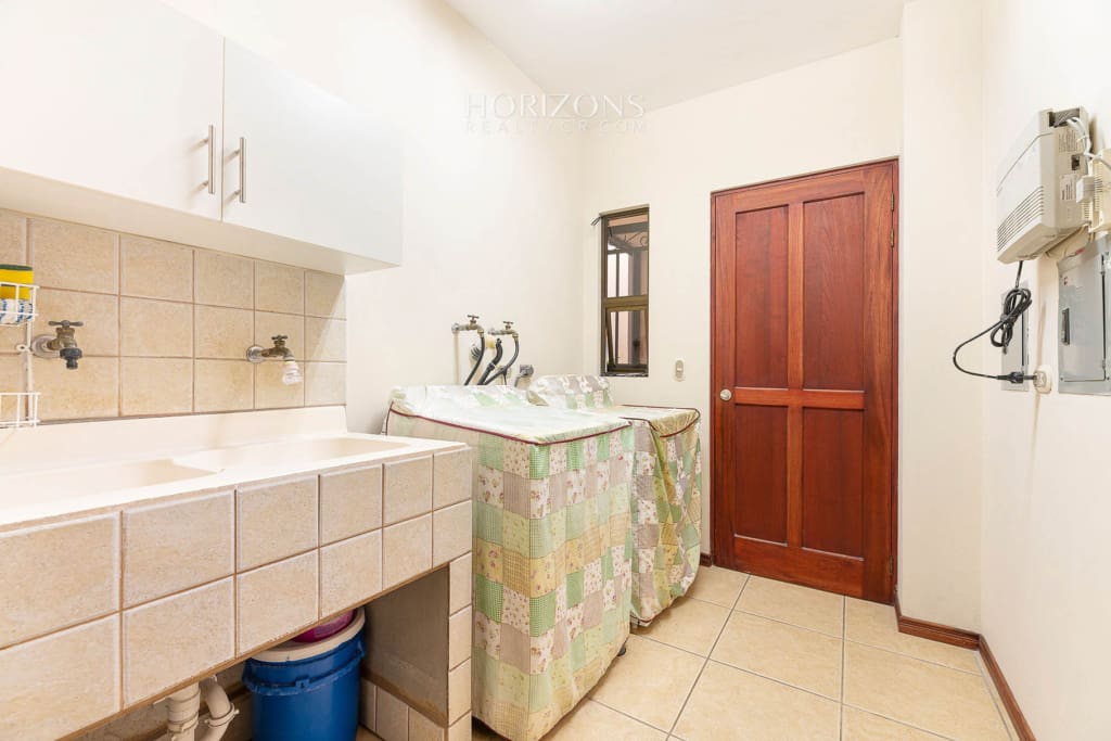 Casa en Residencial Altamonte Curridabat 4 Dormitorios y Oficina Amplias Areas Verdes nja1140