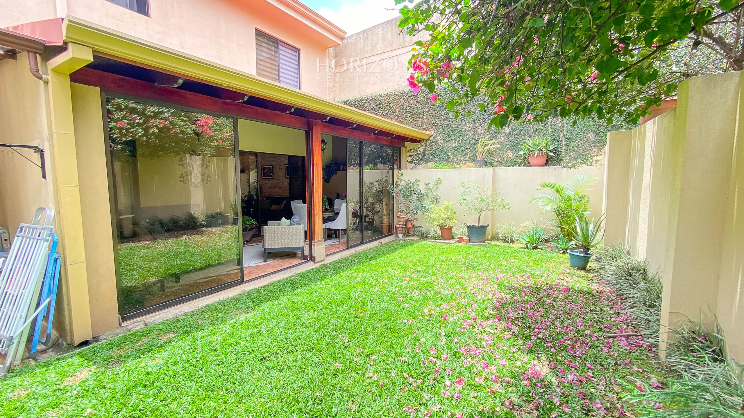 Se Vende Casa En Residencial Loma Verde Curridabat 3 Habitaciones 3 Parqueos nja1144