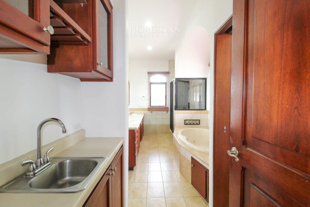 Casa en Venta ubicada en Residencial Altamonte Curridabat 4 Dormitorios nja1149