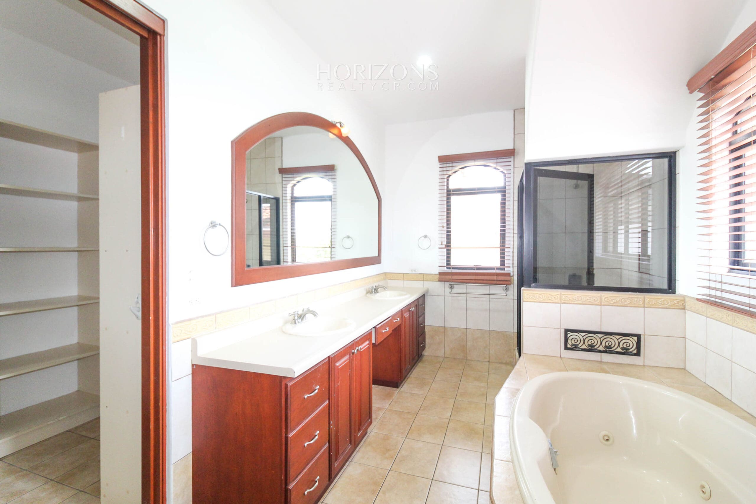 Casa en Venta ubicada en Residencial Altamonte Curridabat 4 Dormitorios nja1149