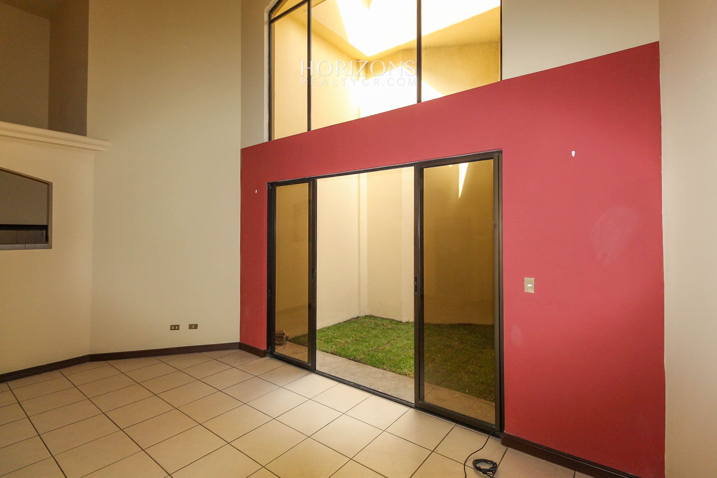 Se Vende Casa en Guayabos Curridabat 3 Habitaciones más C. Servicio en Condominio nja1154