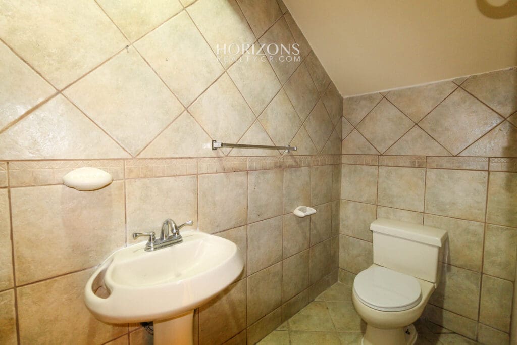 Se Vende Casa en Guayabos Curridabat 3 Habitaciones más C. Servicio en Condominio nja1154