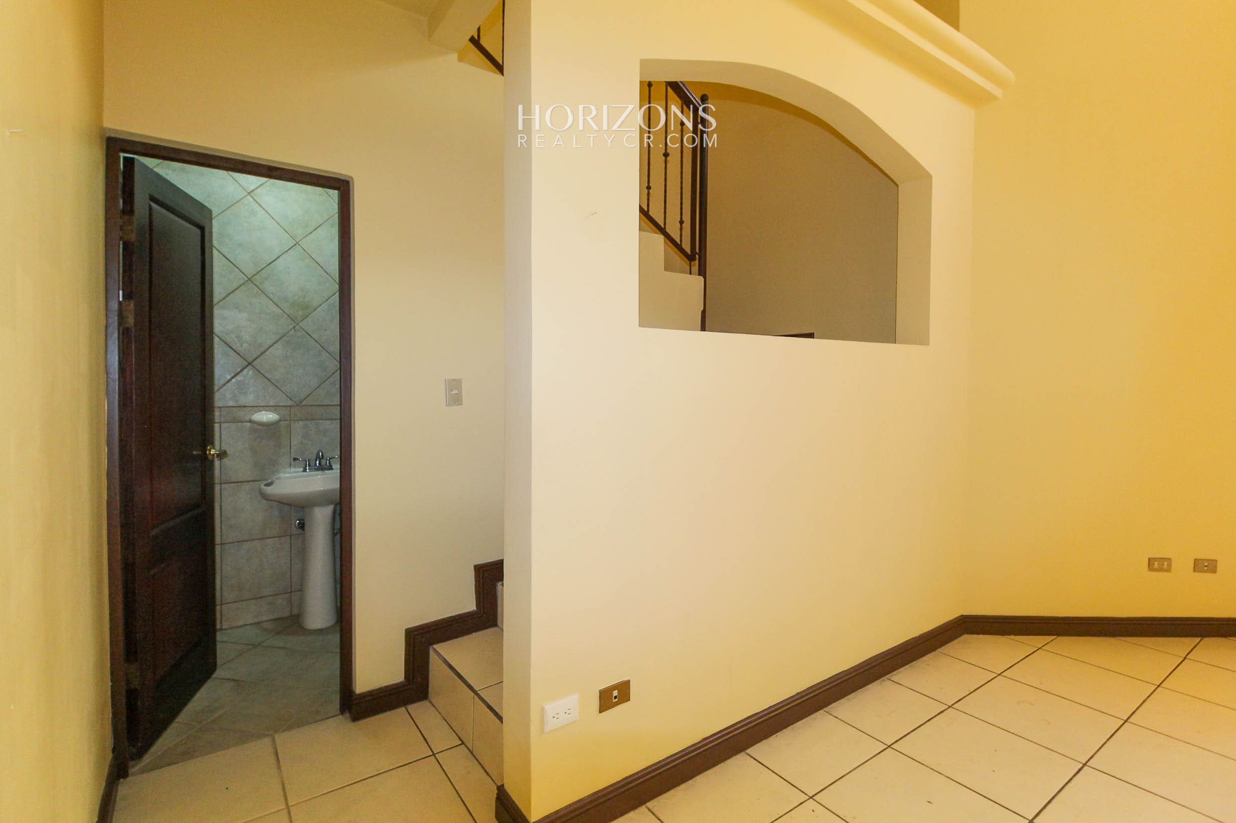 Se Vende Casa en Guayabos Curridabat 3 Habitaciones más C. Servicio en Condominio nja1154