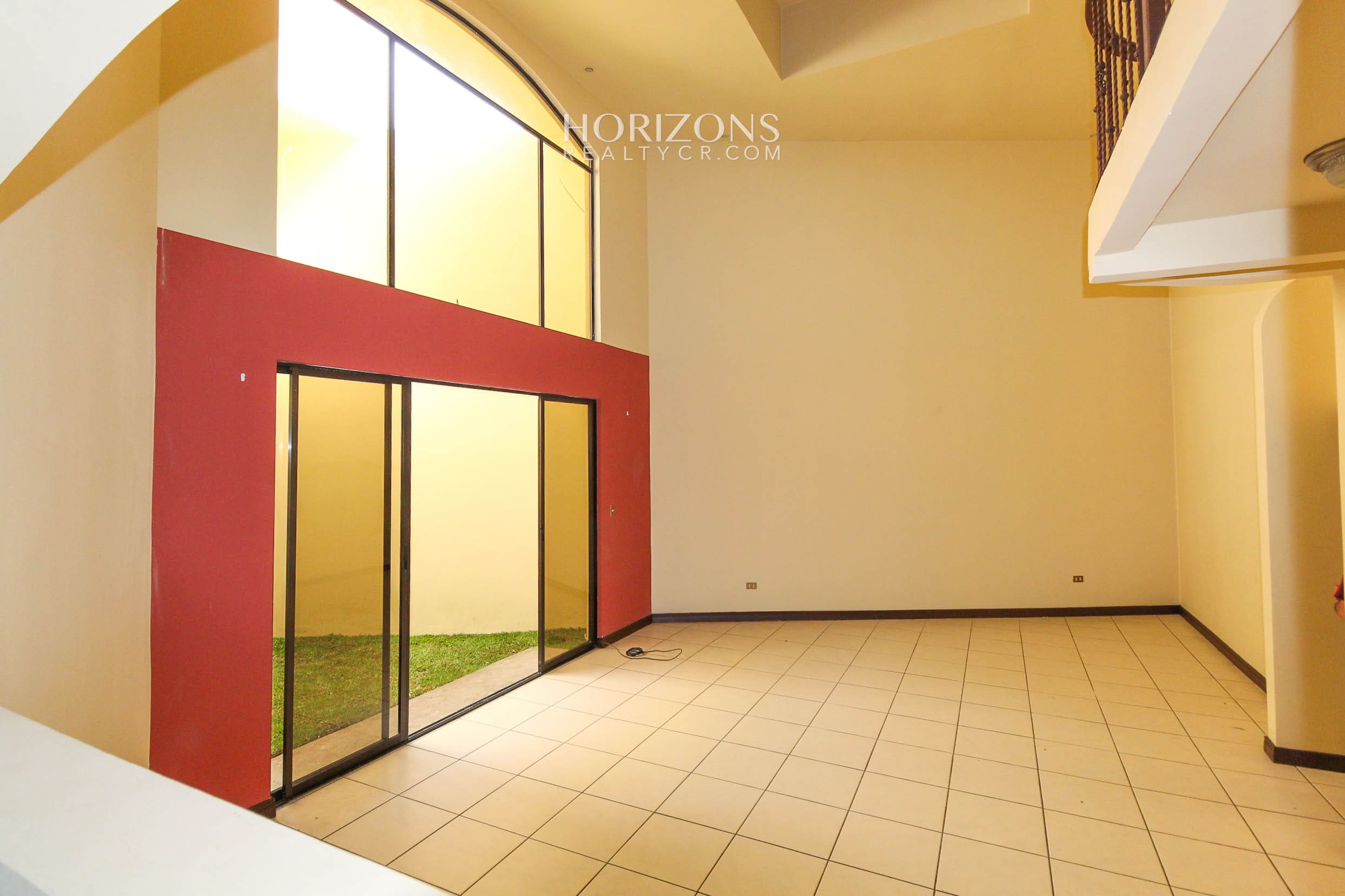 Se Vende Casa en Guayabos Curridabat 3 Habitaciones más C. Servicio en Condominio nja1154