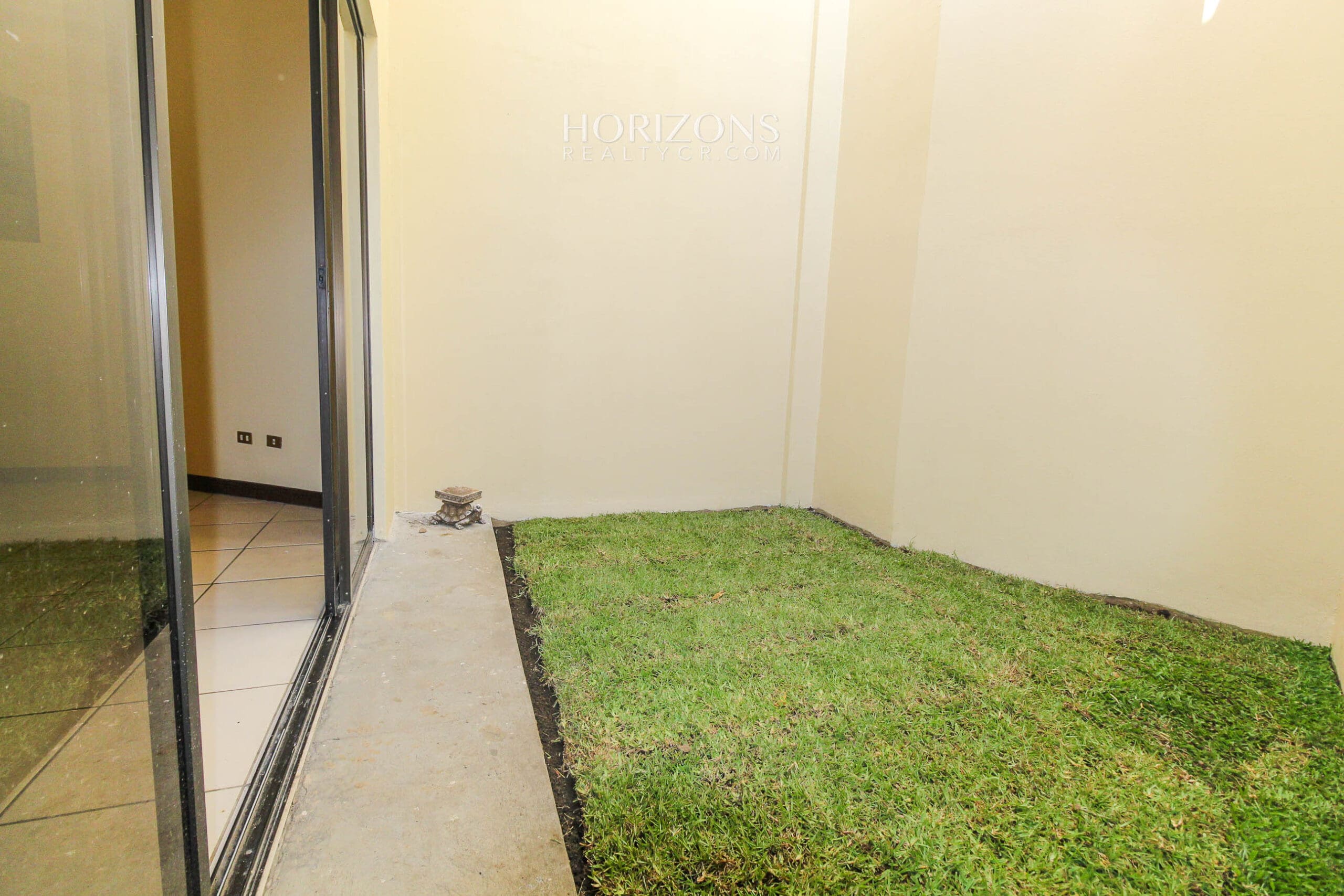 Se Vende Casa en Guayabos Curridabat 3 Habitaciones más C. Servicio en Condominio nja1154