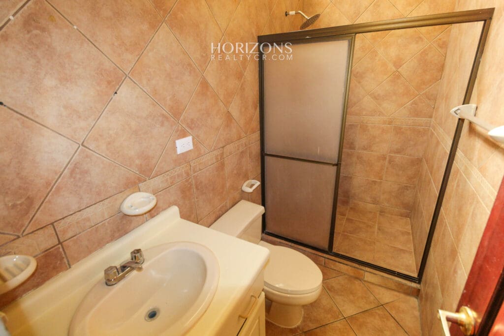 Se Vende Casa en Guayabos Curridabat 3 Habitaciones más C. Servicio en Condominio nja1154