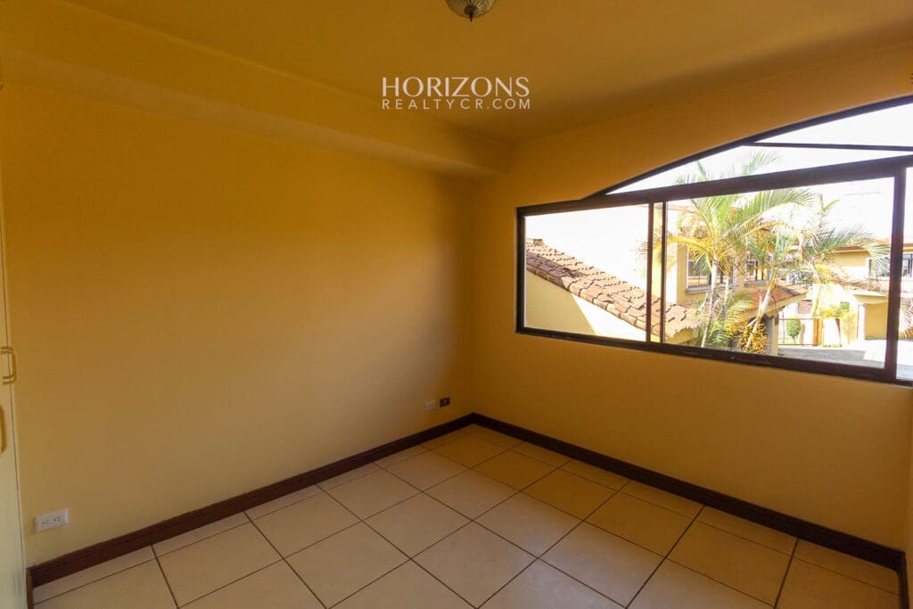 Se Vende Casa en Guayabos Curridabat 3 Habitaciones más C. Servicio en Condominio nja1154