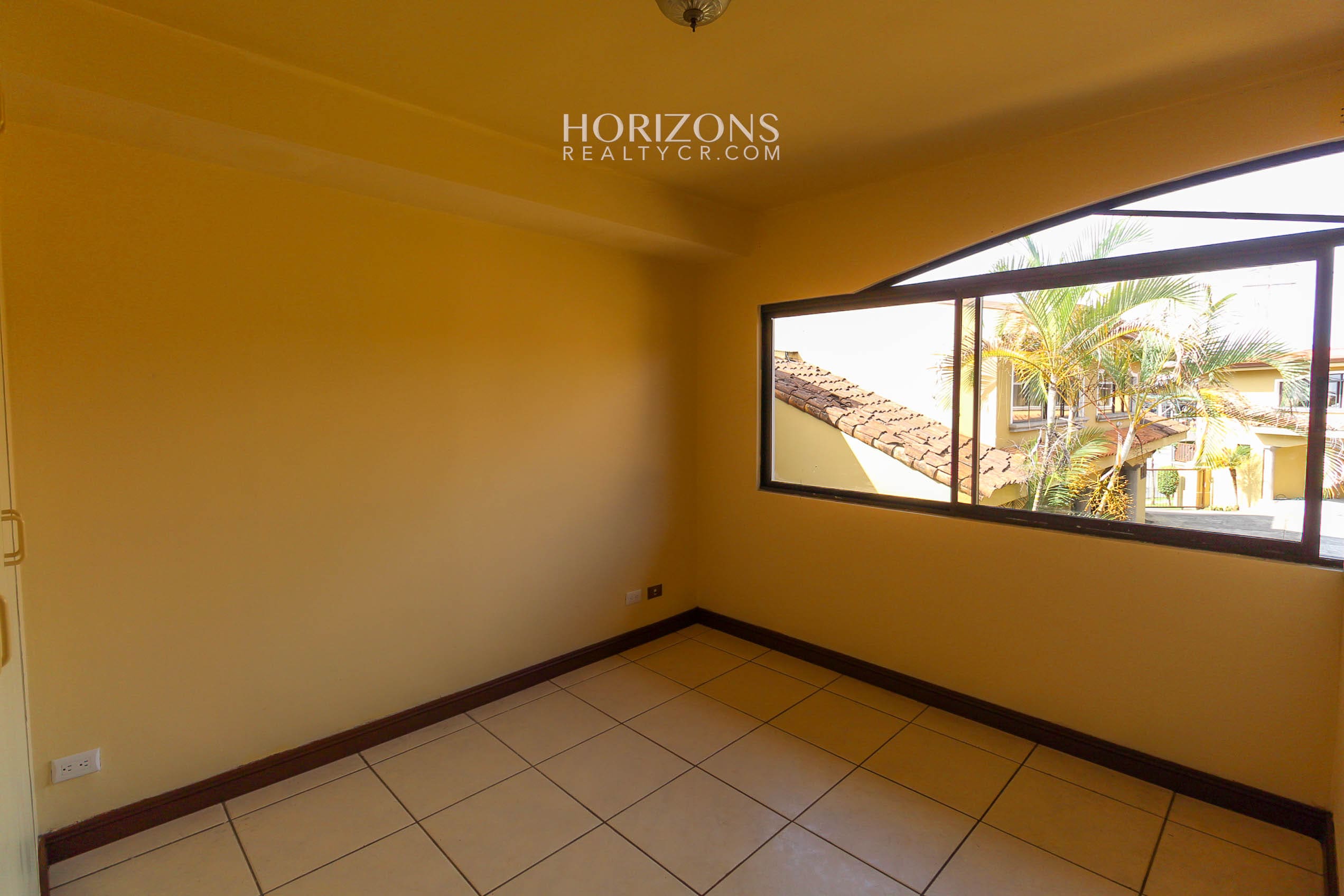 Se Vende Casa en Guayabos Curridabat 3 Habitaciones más C. Servicio en Condominio nja1154