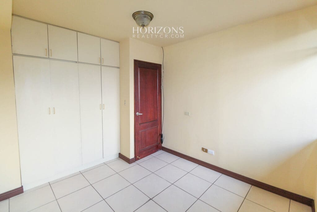 Se Vende Casa en Guayabos Curridabat 3 Habitaciones más C. Servicio en Condominio nja1154