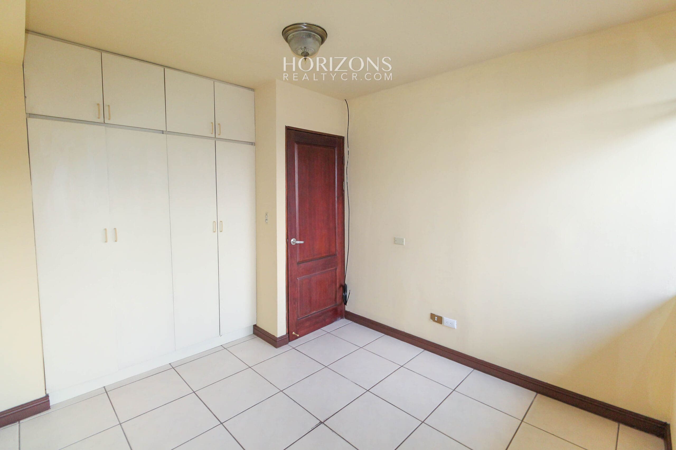 Se Vende Casa en Guayabos Curridabat 3 Habitaciones más C. Servicio en Condominio nja1154