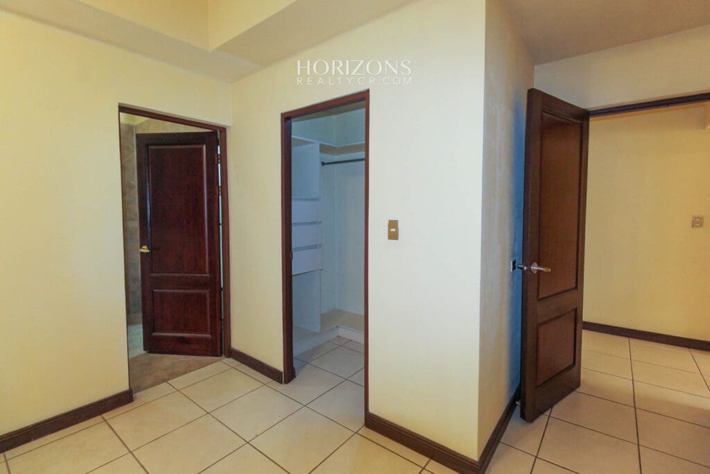 Se Vende Casa en Guayabos Curridabat 3 Habitaciones más C. Servicio en Condominio nja1154
