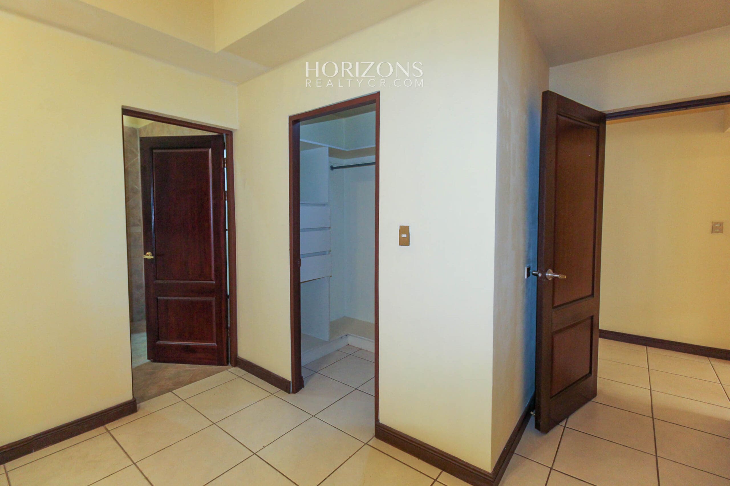 Se Vende Casa en Guayabos Curridabat 3 Habitaciones más C. Servicio en Condominio nja1154