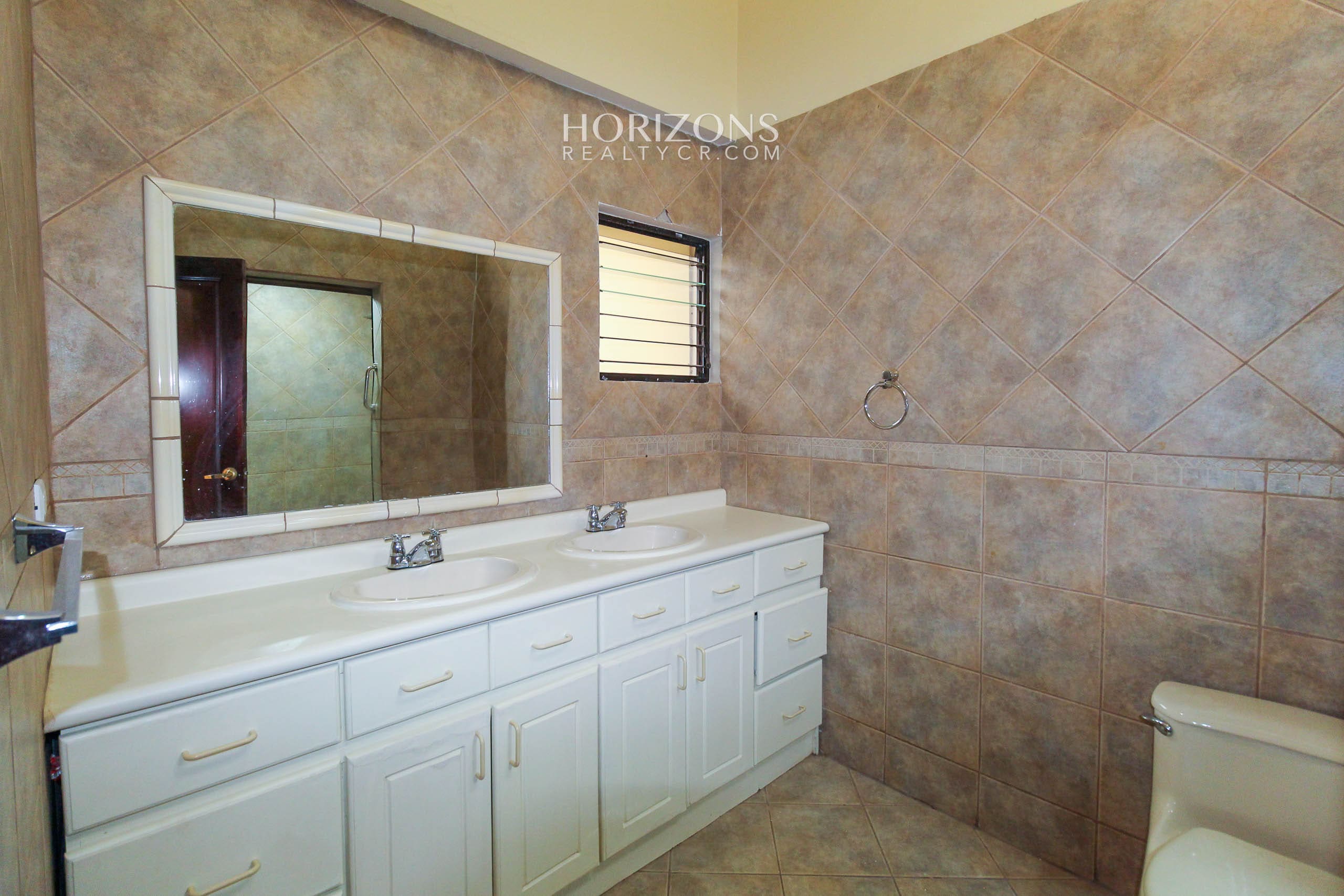 Se Vende Casa en Guayabos Curridabat 3 Habitaciones más C. Servicio en Condominio nja1154