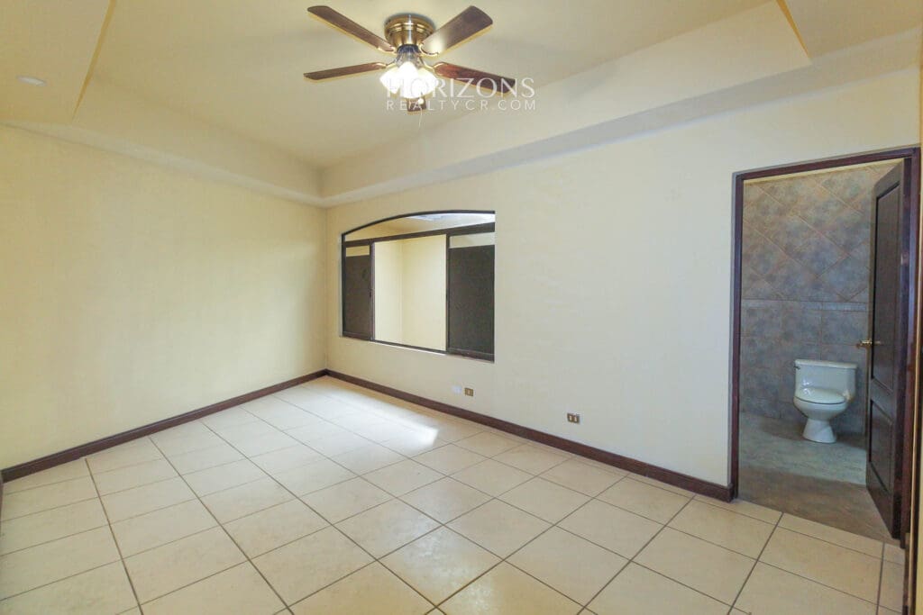 Se Vende Casa en Guayabos Curridabat 3 Habitaciones más C. Servicio en Condominio nja1154