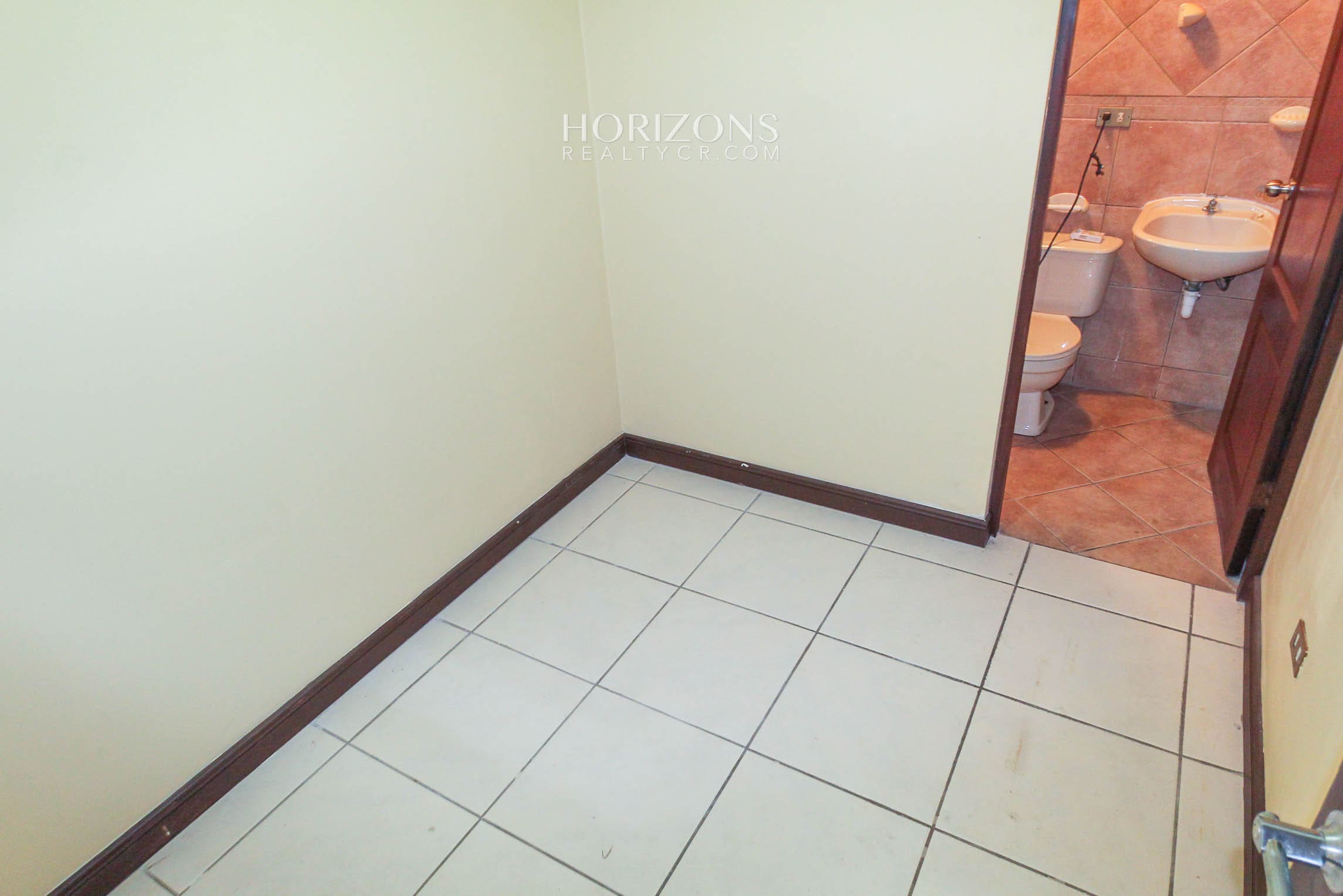 Se Vende Casa en Guayabos Curridabat 3 Habitaciones más C. Servicio en Condominio nja1154
