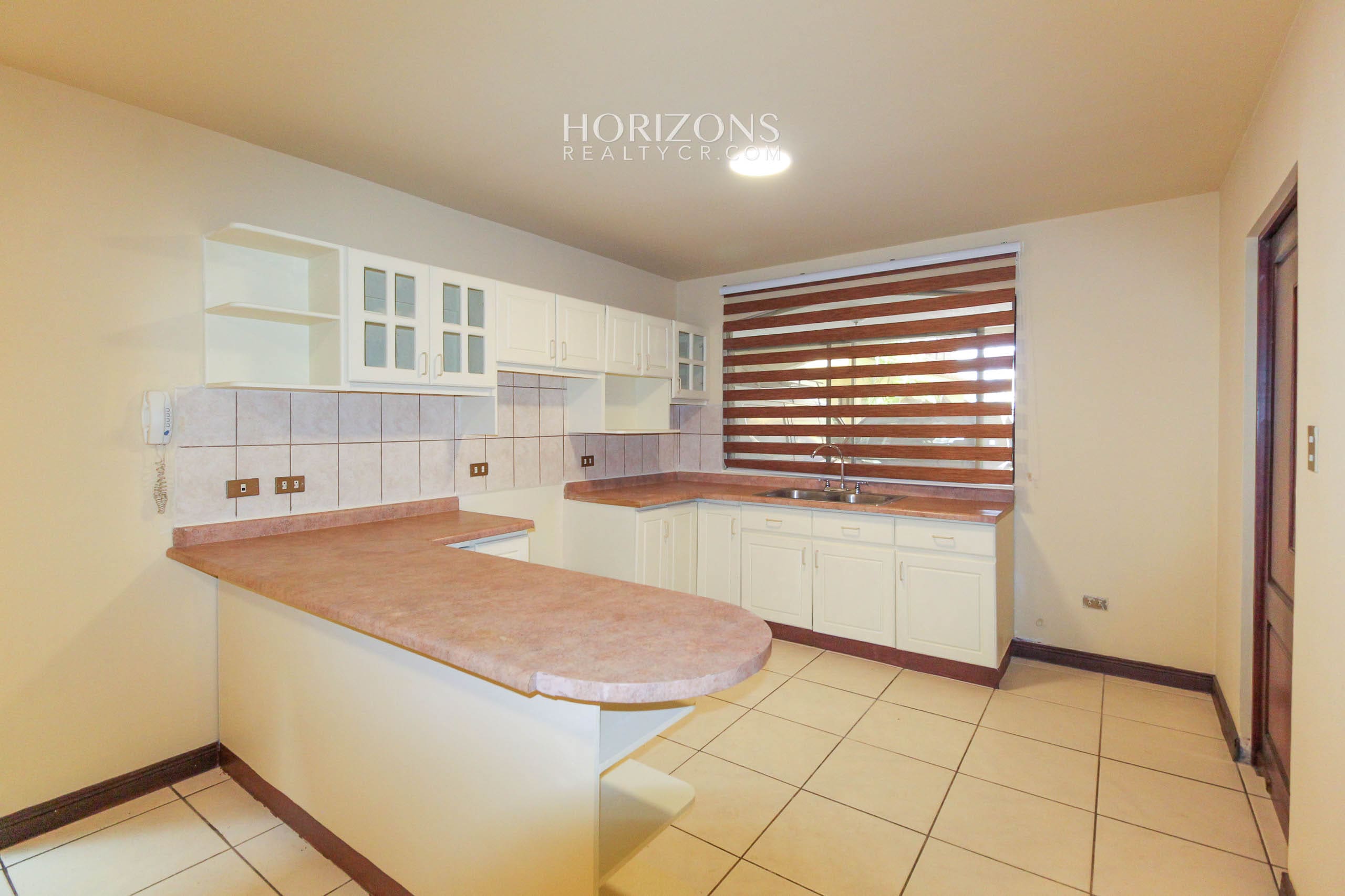 Se Vende Casa en Guayabos Curridabat 3 Habitaciones más C. Servicio en Condominio nja1154