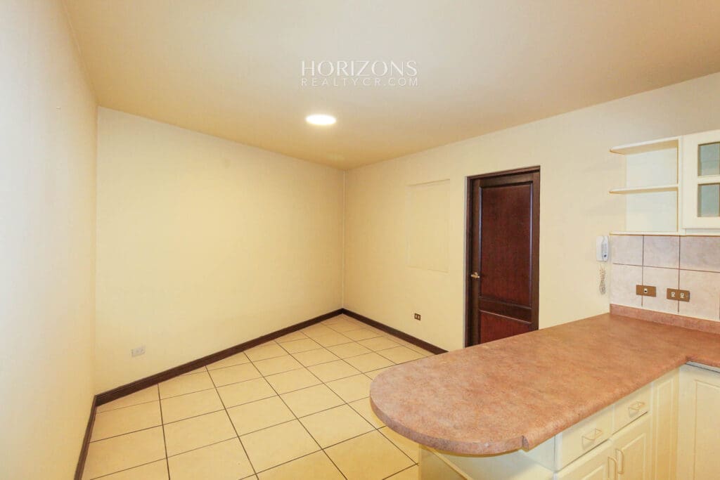 Se Vende Casa en Guayabos Curridabat 3 Habitaciones más C. Servicio en Condominio nja1154