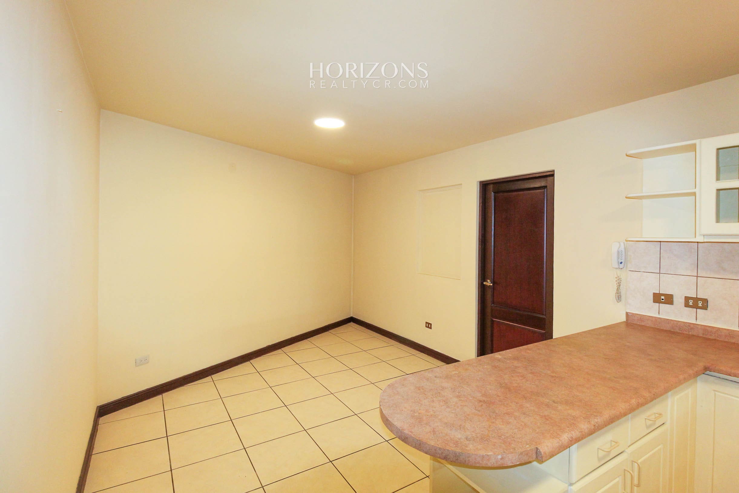Se Vende Casa en Guayabos Curridabat 3 Habitaciones más C. Servicio en Condominio nja1154