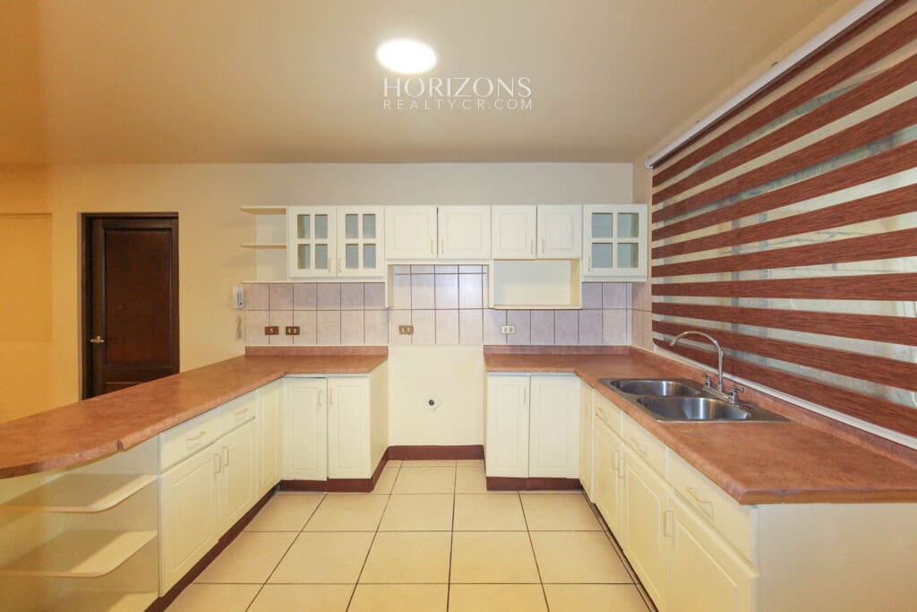 Se Vende Casa en Guayabos Curridabat 3 Habitaciones más C. Servicio en Condominio nja1154