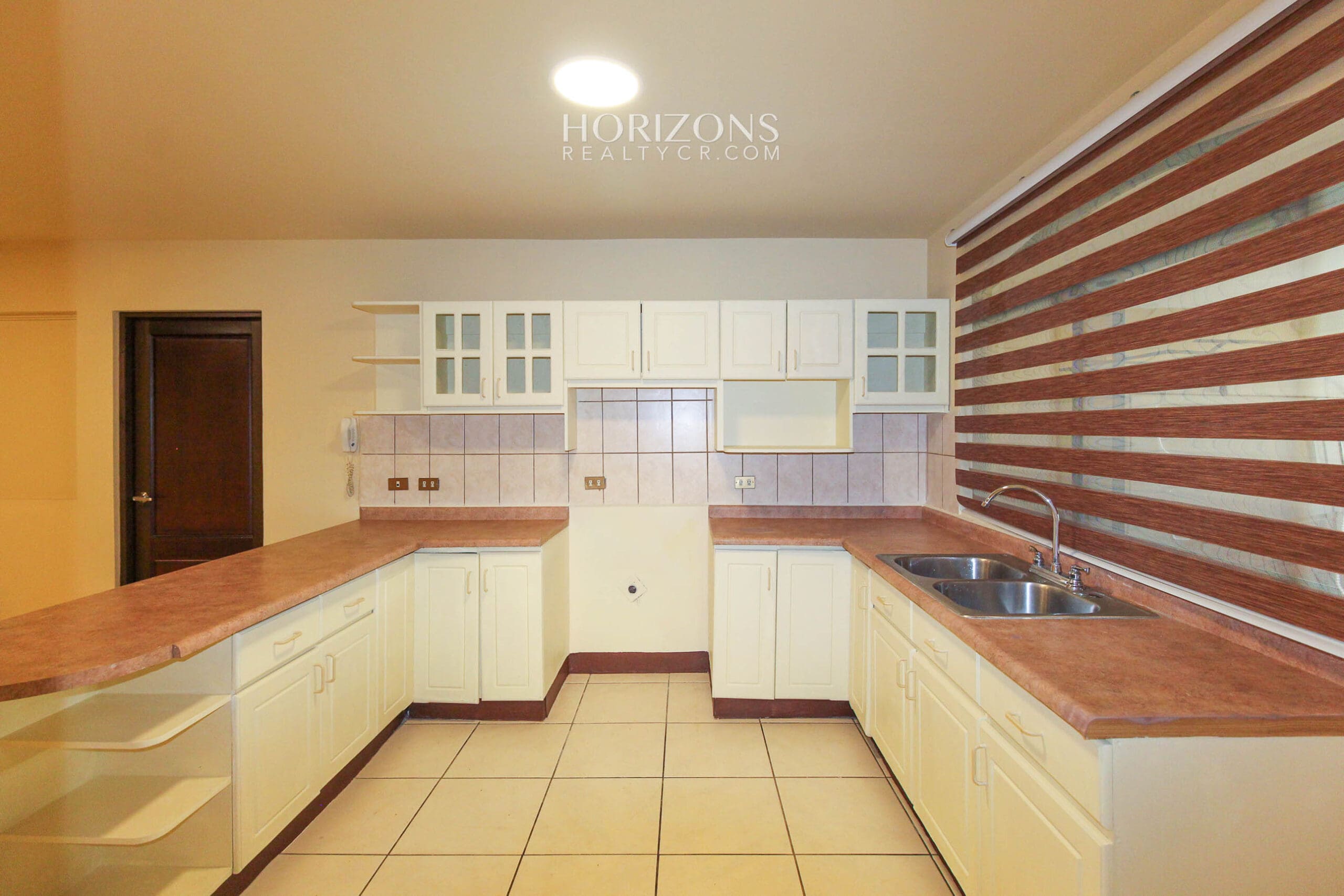 Se Vende Casa en Guayabos Curridabat 3 Habitaciones más C. Servicio en Condominio nja1154