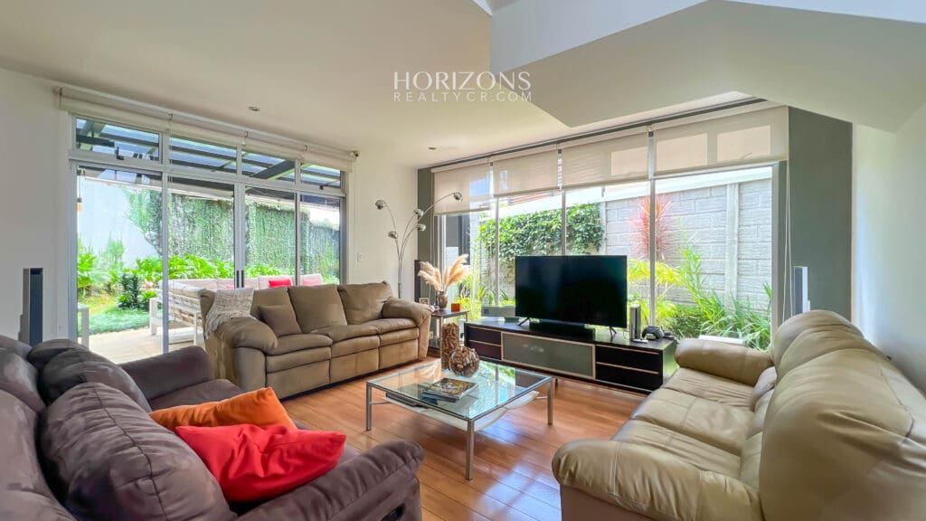 Moderna Casa En Condominio Lomas de Granadilla Curridabat 358m2 de Lote Cómoda Terraza  Jardín nja1153