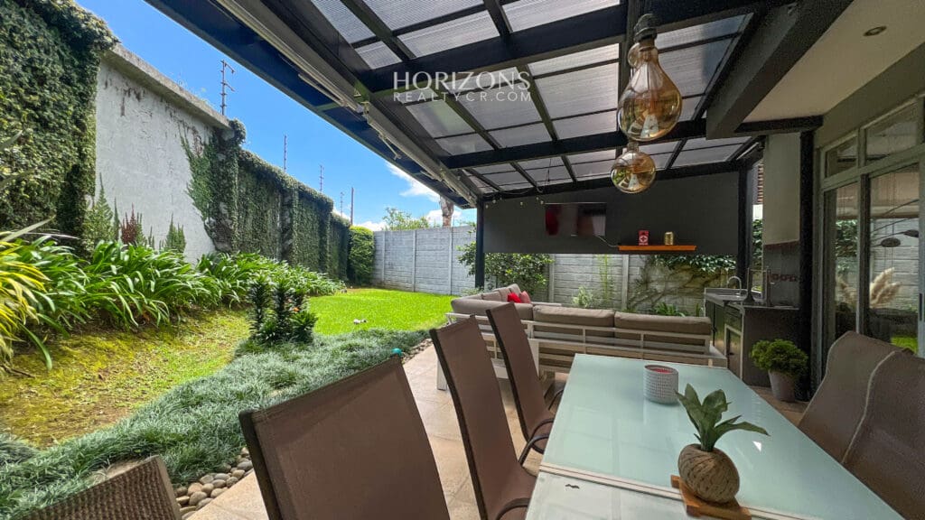 Moderna Casa En Condominio Lomas de Granadilla Curridabat 358m2 de Lote Cómoda Terraza  Jardín nja1153