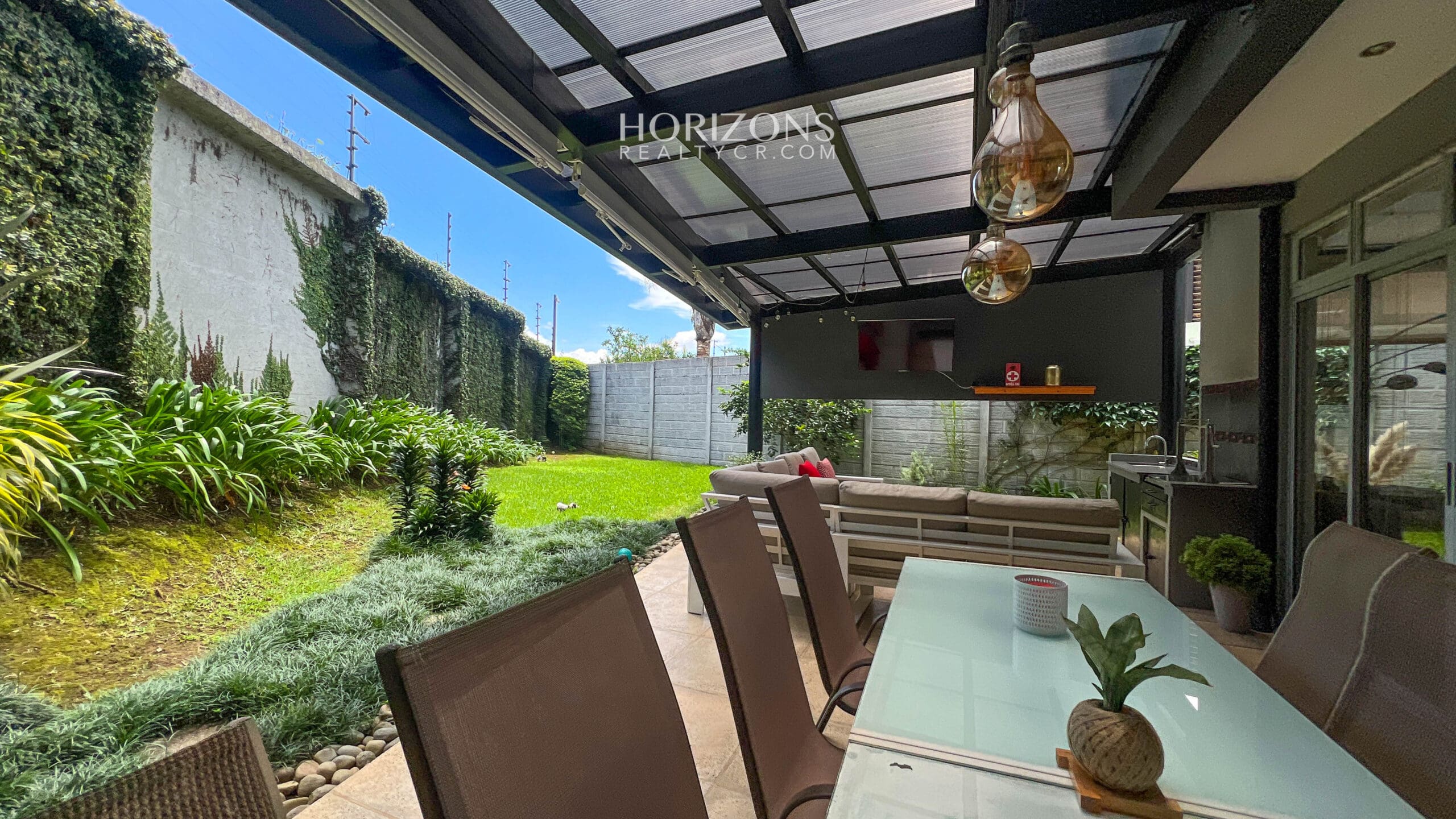 Moderna Casa En Condominio Lomas de Granadilla Curridabat 358m2 de Lote Cómoda Terraza  Jardín nja1153