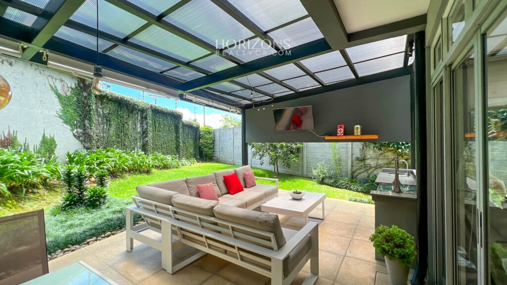 Moderna Casa En Condominio Lomas de Granadilla Curridabat 358m2 de Lote Cómoda Terraza  Jardín nja1153