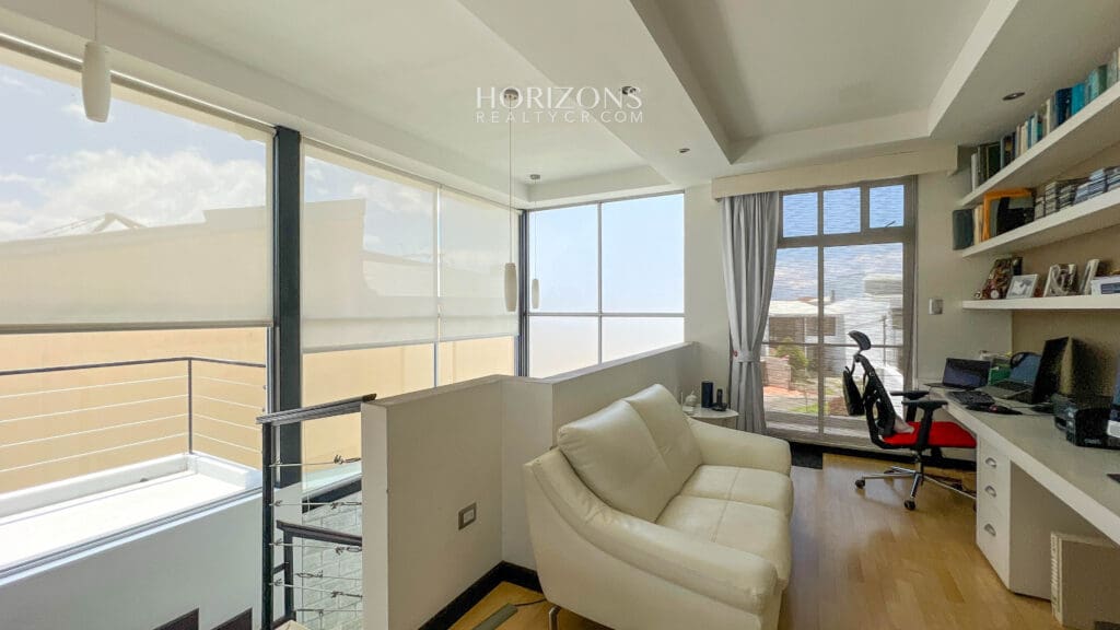 Moderna Casa En Condominio Lomas de Granadilla Curridabat 358m2 de Lote Cómoda Terraza  Jardín nja1153