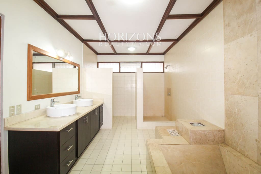 Se Alquila Casa Independiente Con Patio En Curridabat 4 habitaciones + Oficina noj1002