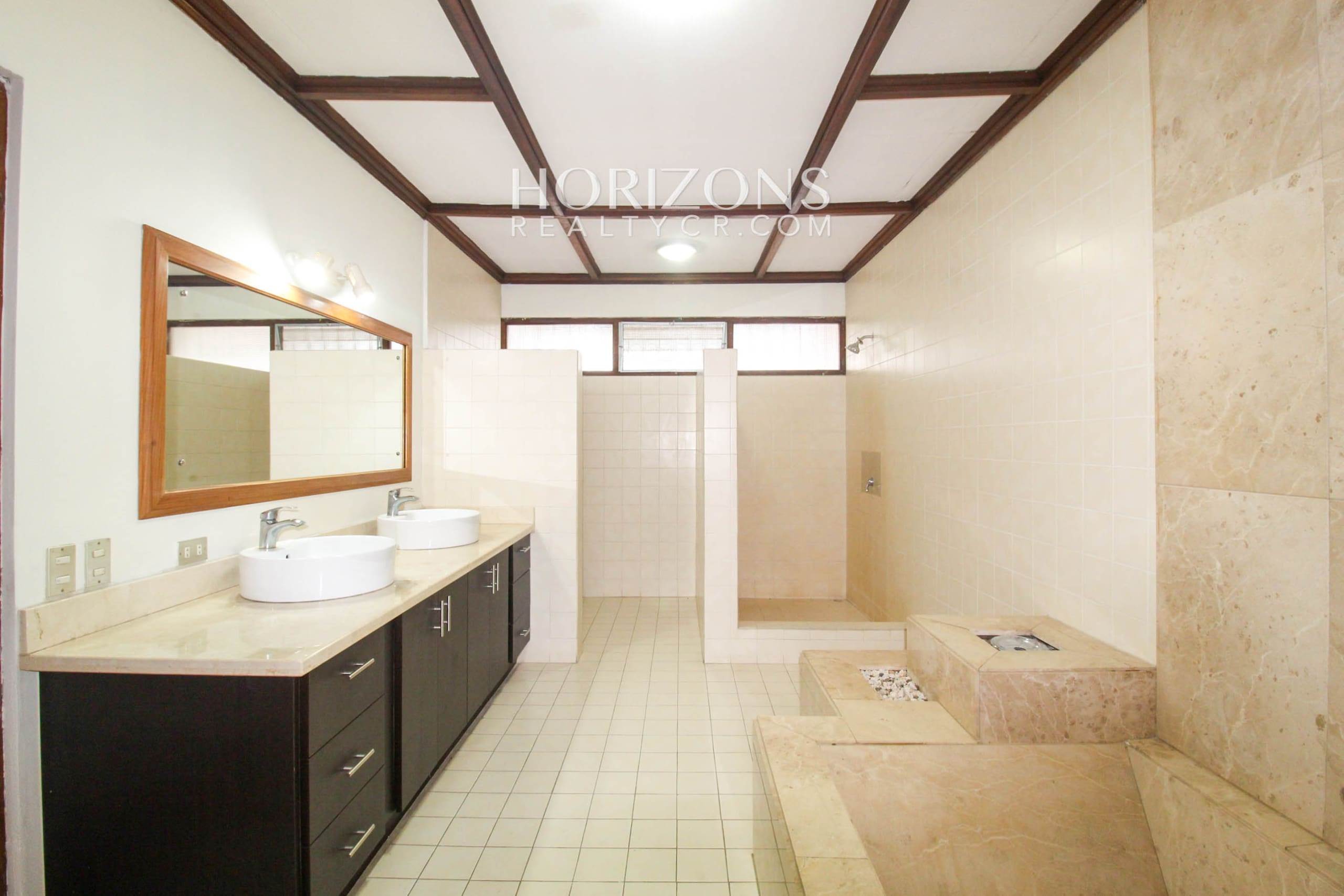 Se Alquila Casa Independiente Con Patio En Curridabat 4 habitaciones + Oficina noj1002