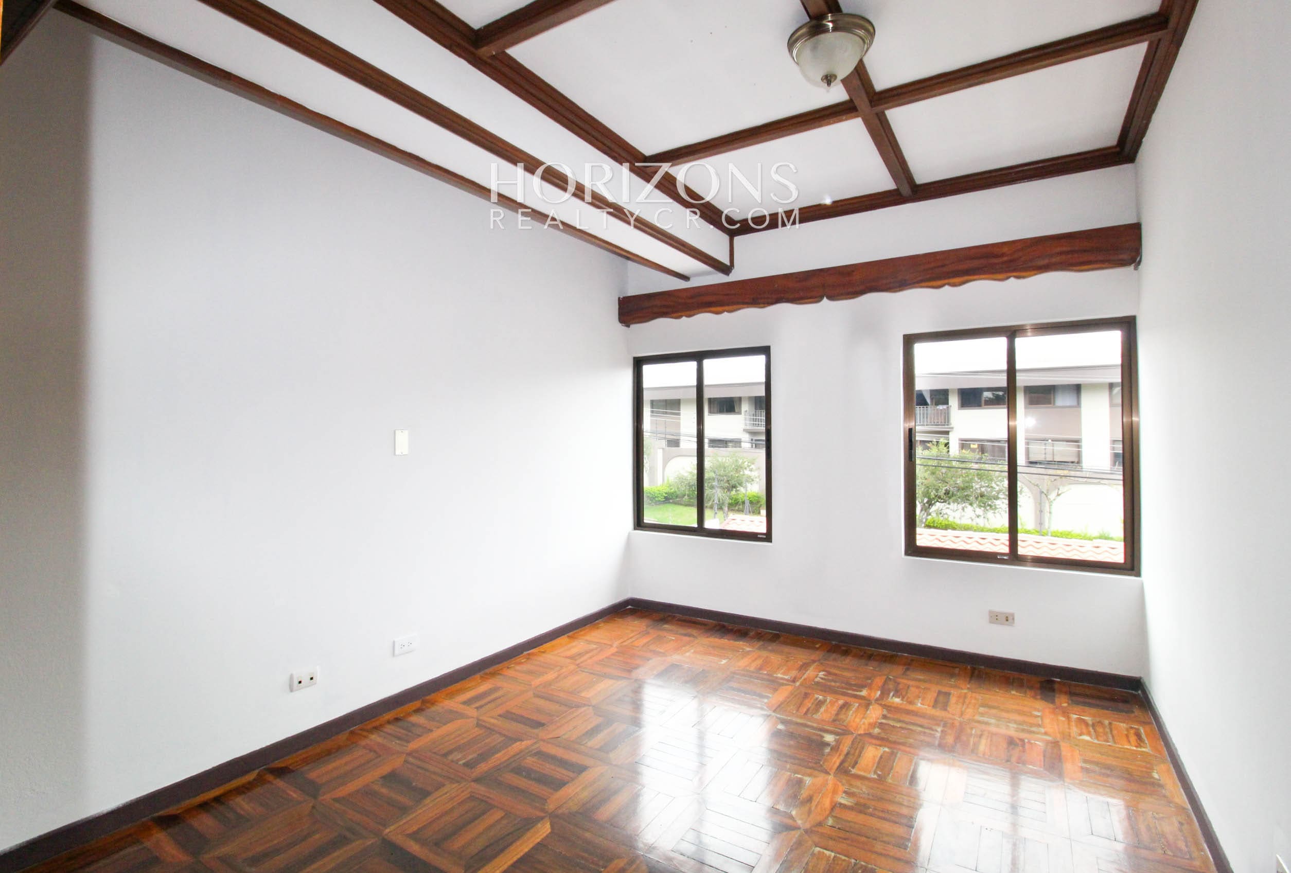 Se Alquila Casa Independiente Con Patio En Curridabat 4 habitaciones + Oficina noj1002