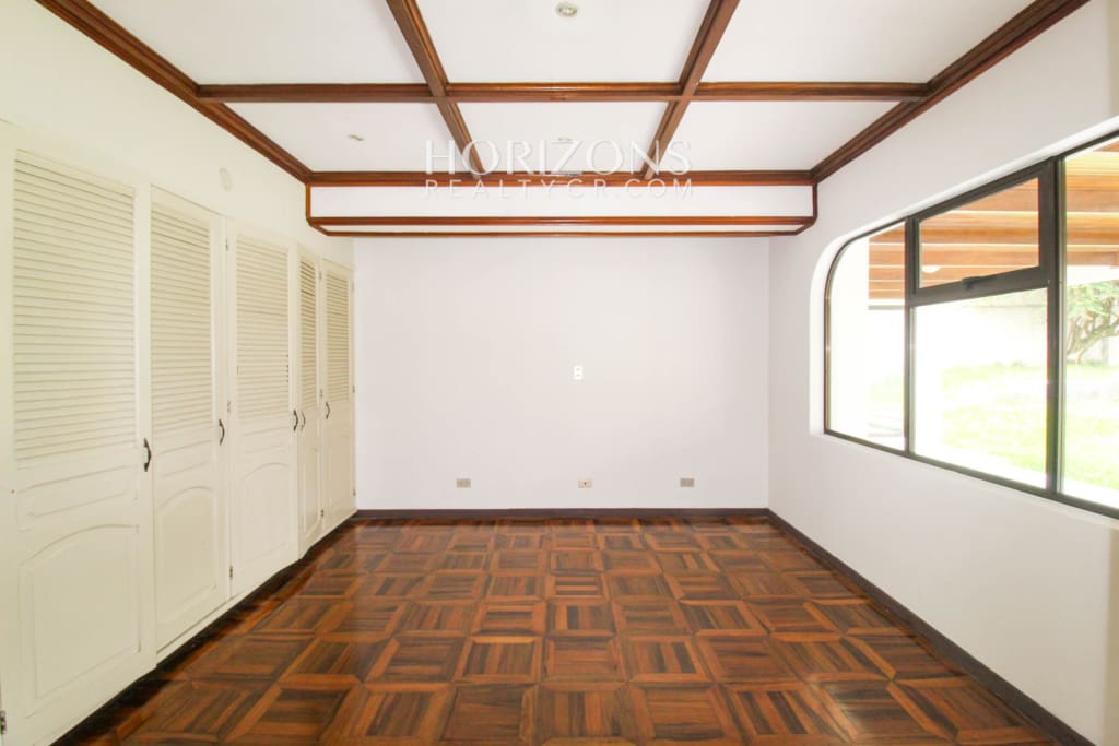 Se Alquila Casa Independiente Con Patio En Curridabat 4 habitaciones + Oficina noj1002