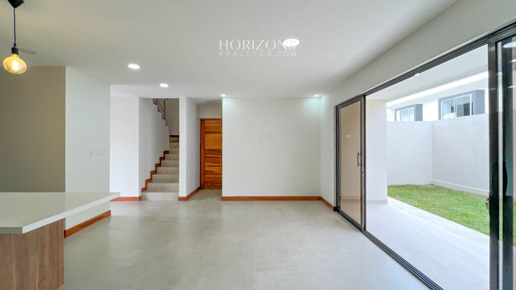 ¡Casa Nueva! de 3 Habitaciones y Oficina + Sala de TV en Condominio Distrito San Juan nja1151