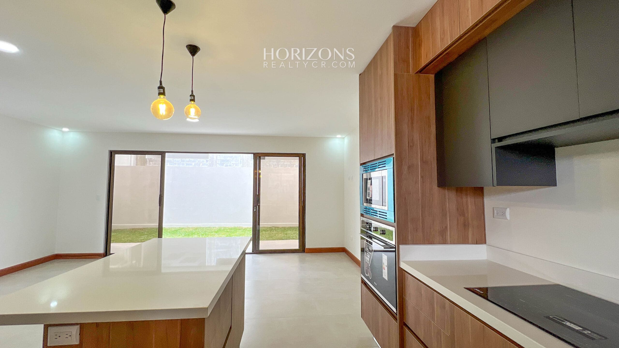 ¡Casa Nueva! de 3 Habitaciones y Oficina + Sala de TV en Condominio Distrito San Juan nja1151
