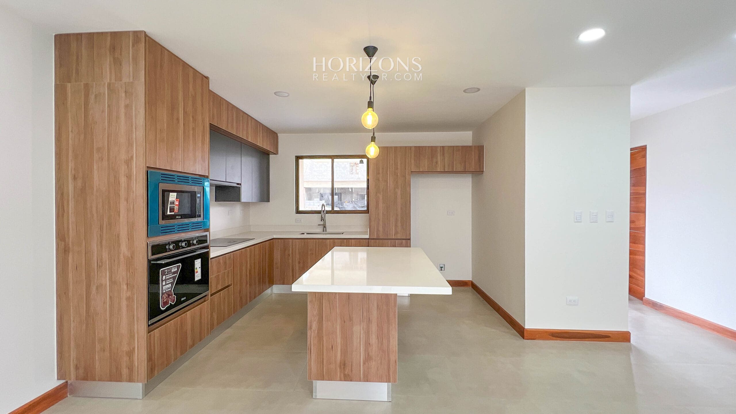 ¡Casa Nueva! de 3 Habitaciones y Oficina + Sala de TV en Condominio Distrito San Juan nja1151