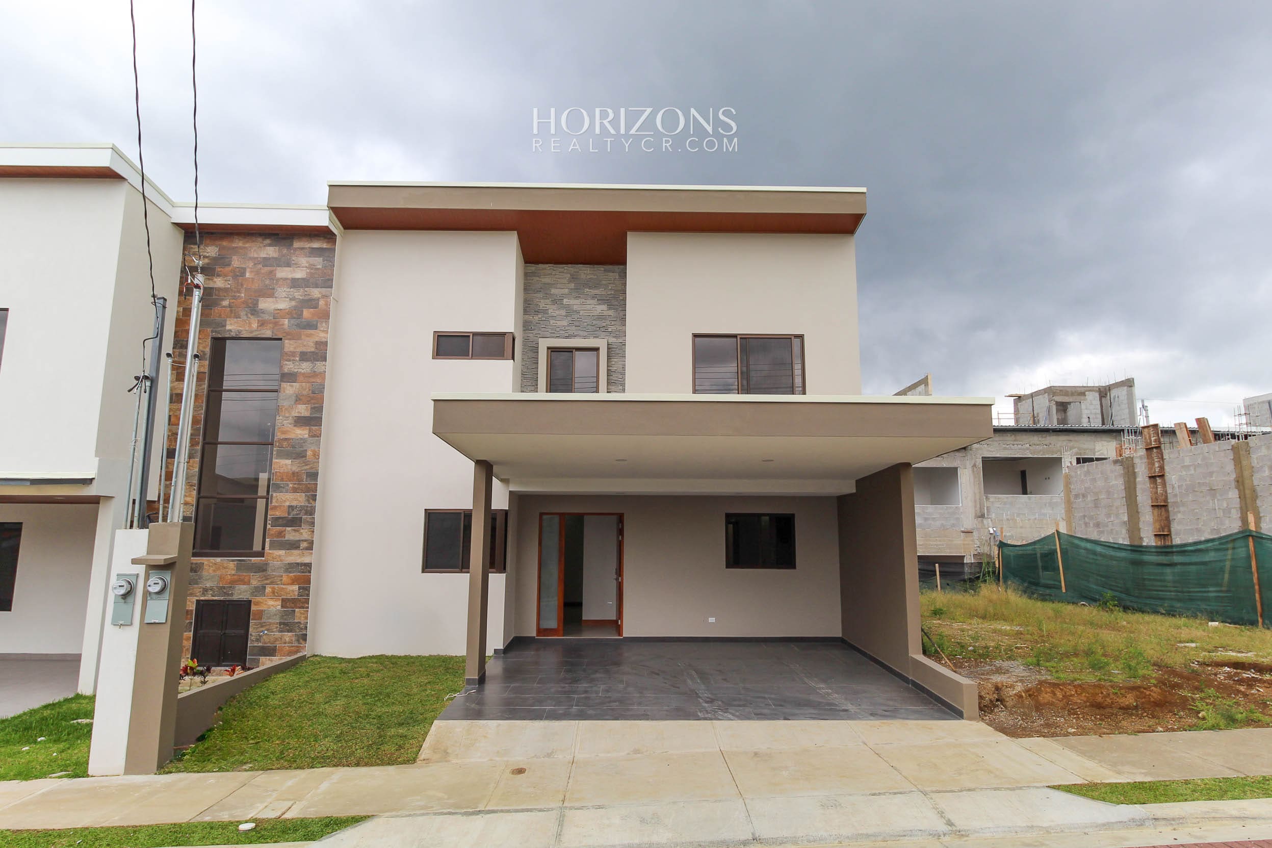 ¡Casa Nueva! de 3 Habitaciones y Oficina + Sala de TV en Condominio Distrito San Juan nja1151
