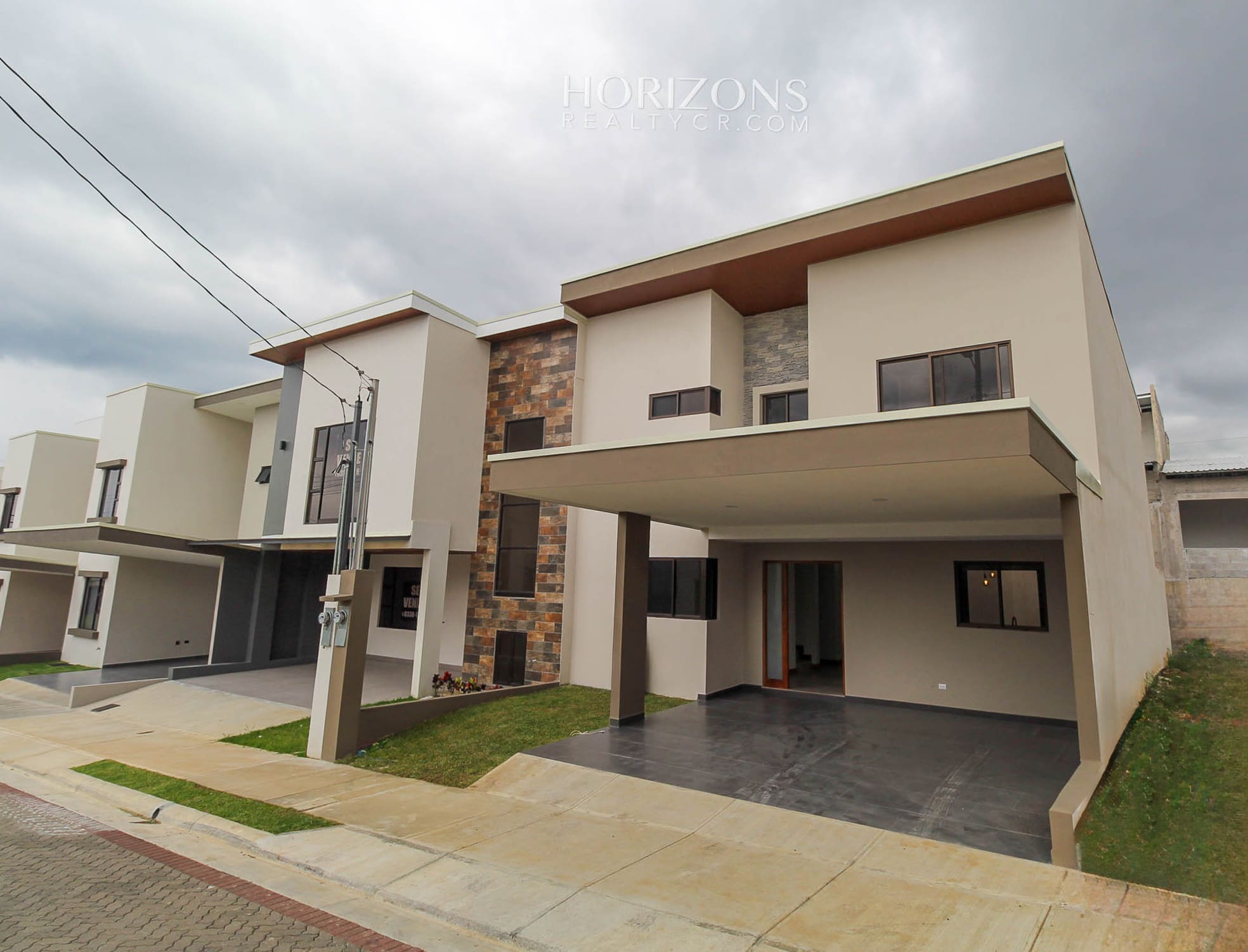¡Casa Nueva! de 3 Habitaciones y Oficina + Sala de TV en Condominio Distrito San Juan nja1151