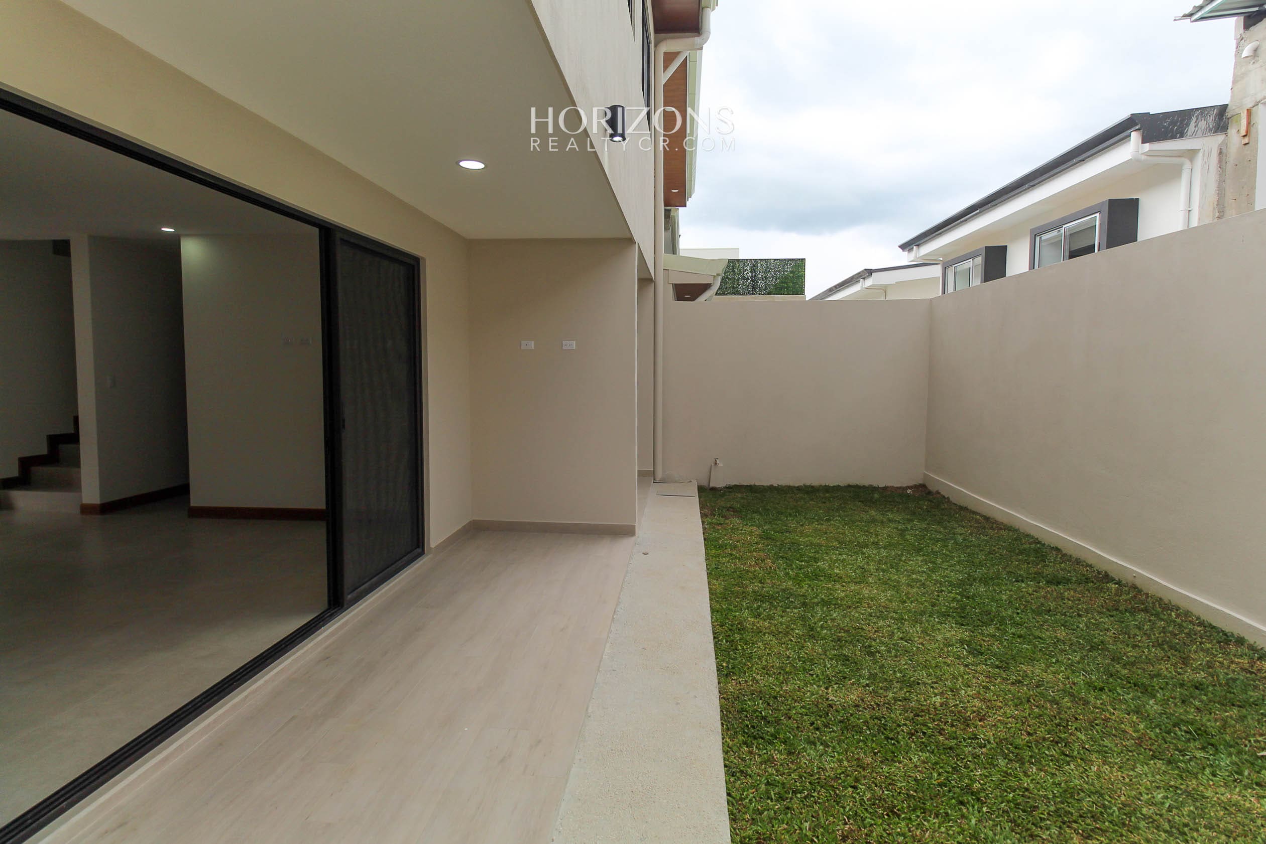 ¡Casa Nueva! de 3 Habitaciones y Oficina + Sala de TV en Condominio Distrito San Juan nja1151